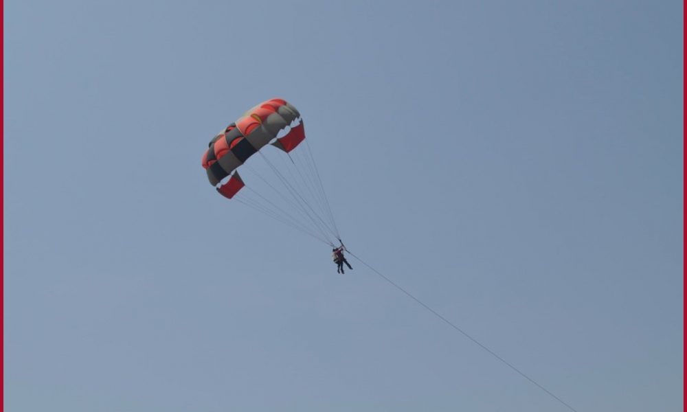 Parasailing turns fatal: 3 people injured after parachute failed in mid-air in Daman (VIDEO)