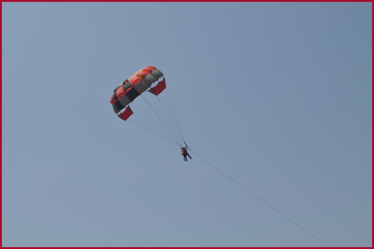 Parasailing turns fatal: 3 people injured after parachute failed in mid-air in Daman (VIDEO)