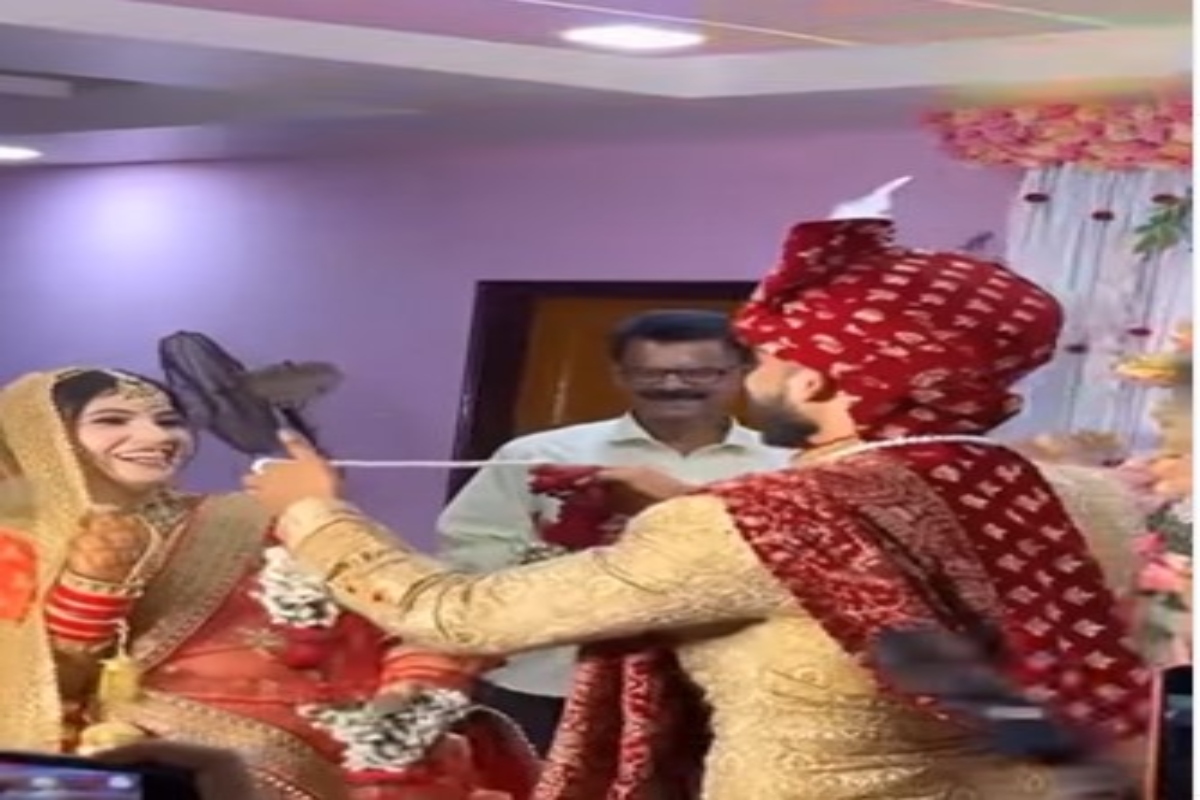 Groom proposes Bride for jaimala on knees after she refuses; watch viral video here