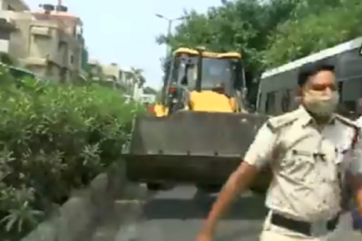 Demolition drive continues in Delhi, a day after stir in Shaheen Bagh (VIDEO)