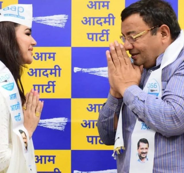 ‘Grand Masti’ fame Kangana Sharma joins AAP