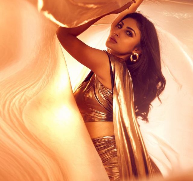 Nagin fame ‘Mouni Roy’ radiates in fusion Saree