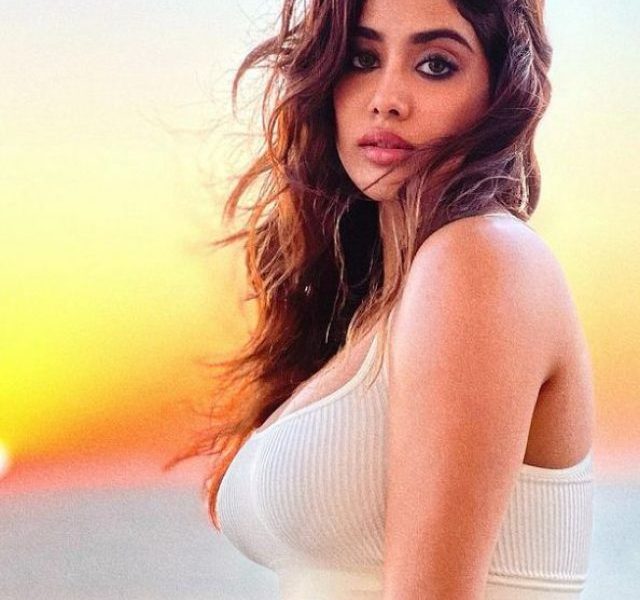 Diva warning: hot and sensual Janhvi Kapoor