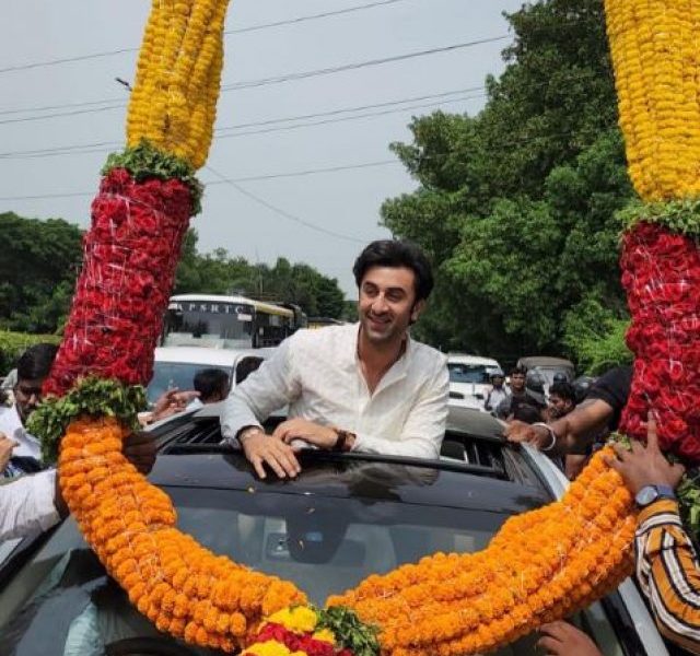 Ranbir Kapoor’s style statement in white kurta and matching pants