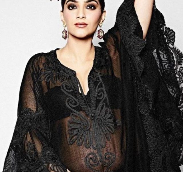 Sonam Kapoor flaunts her baby bump in STYLE