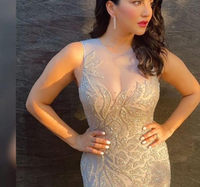 Sunny  Leone raises temperature in body-hugging gown