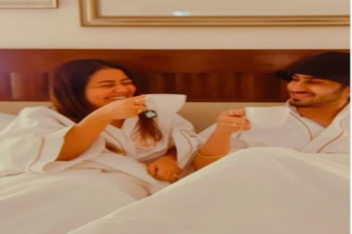 Neha Kakkar shares bedroom video with hubby Rohan Preet, clip goes viral