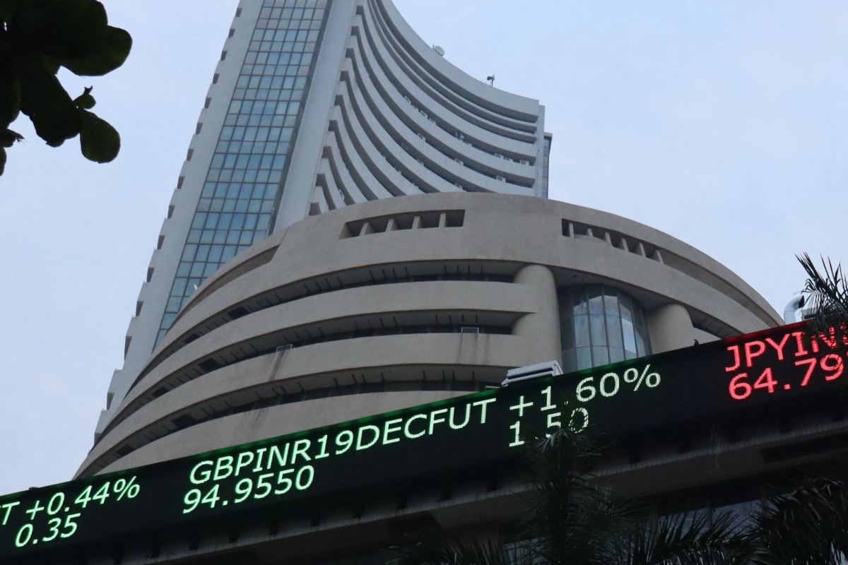 Indian equity indices extend losses, rupee hits fresh low