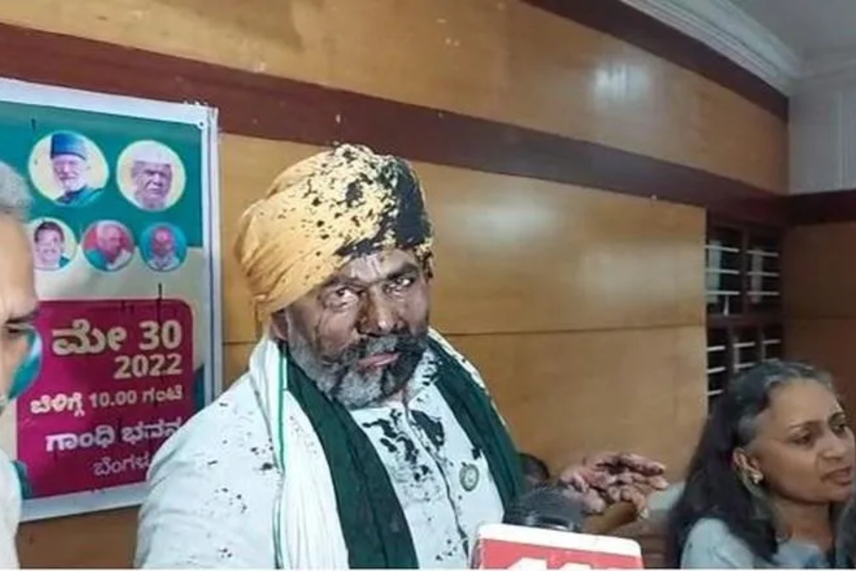 WATCH: Ink attack on farmer leader Rakesh Tikait in Bengaluru