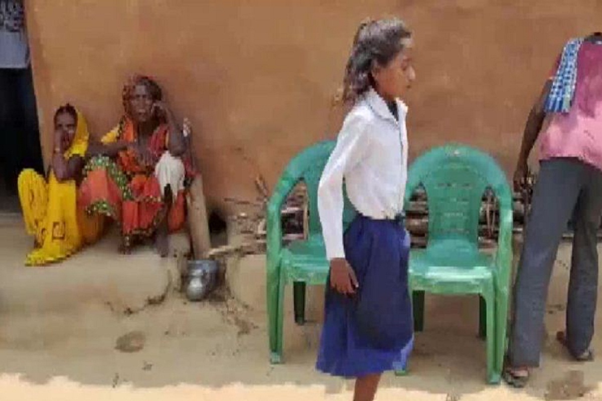10-year-old Bihar girl hopping 1km to school goes viral; social media users share their praise