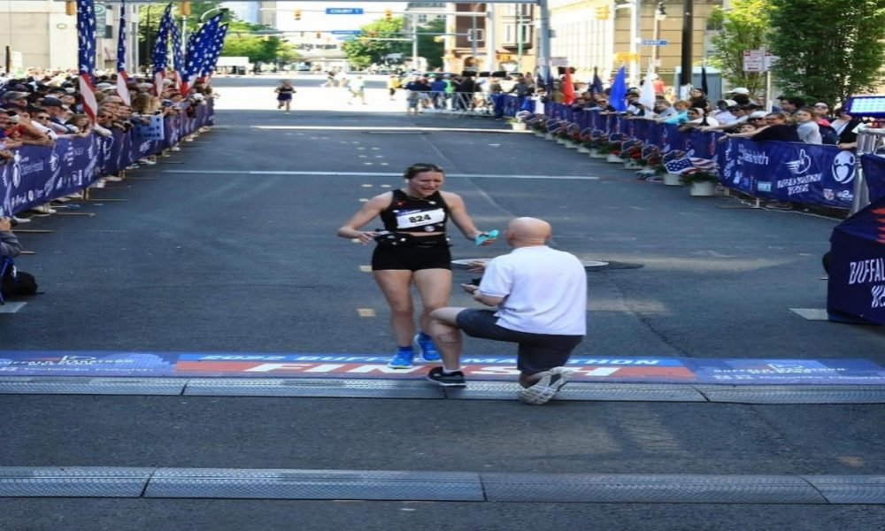 Watch: Man proposes girlfriend at finishing line of marathon, Here is how netizens reacted