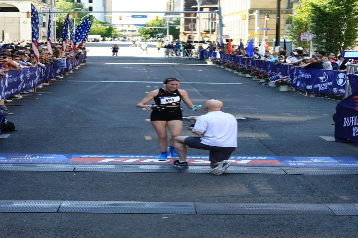 Watch: Man proposes girlfriend at finishing line of marathon, Here is how netizens reacted