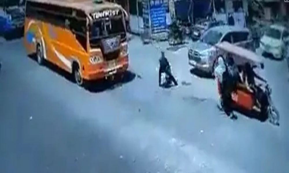 Watch: Traffic police saves infant from an accident (VIDEO)