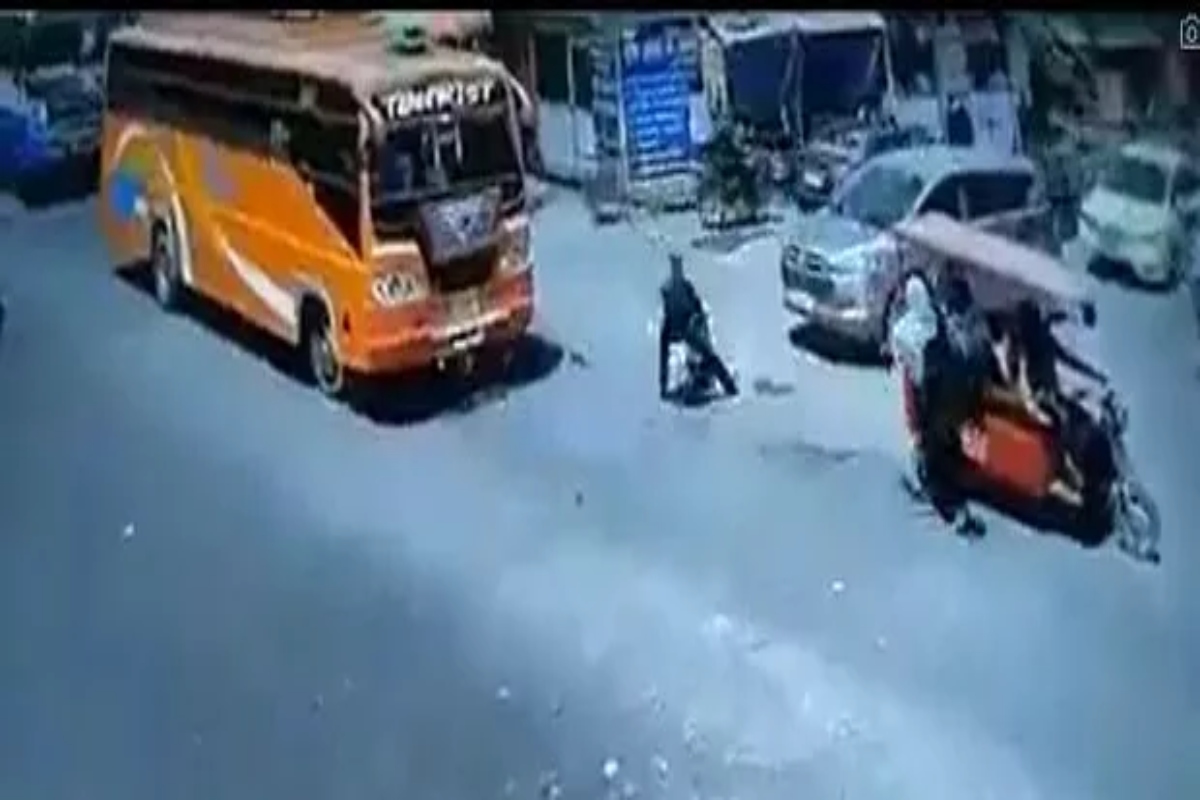 Watch: Traffic police saves infant from an accident (VIDEO)
