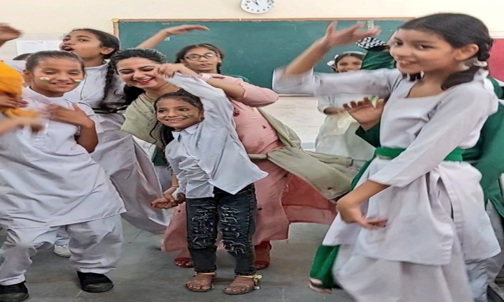Viral Video: Government school teacher danced with students on ‘Jhumka Bareilly Wala’