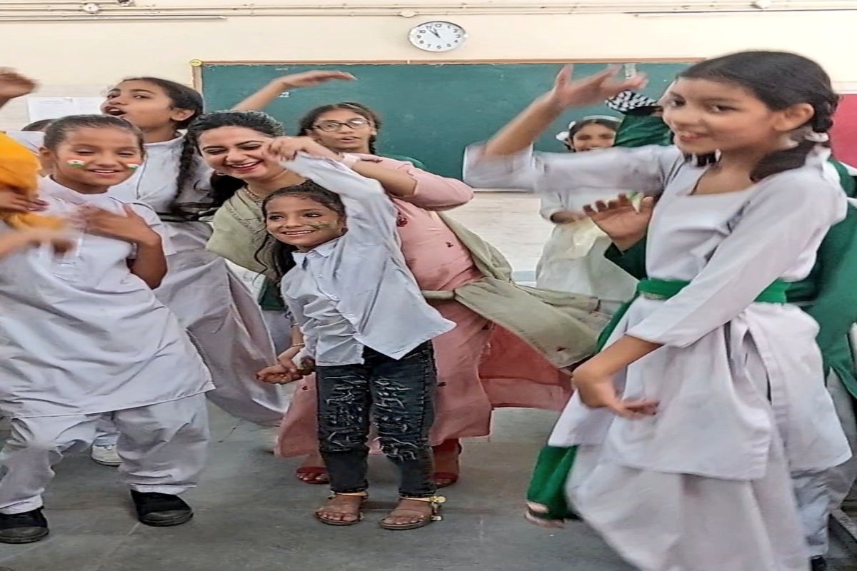 Viral Video: Government school teacher danced with students on ‘Jhumka Bareilly Wala’