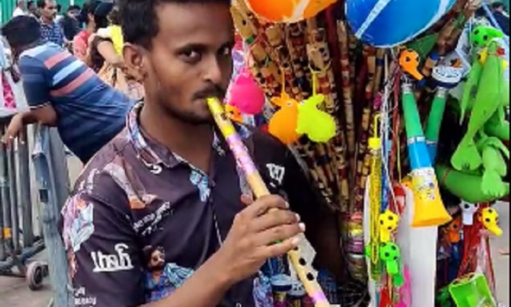 Odisha man in ‘Pushpa’ shirt plays Kacha Badam, netizens shower praise (VIDEO)