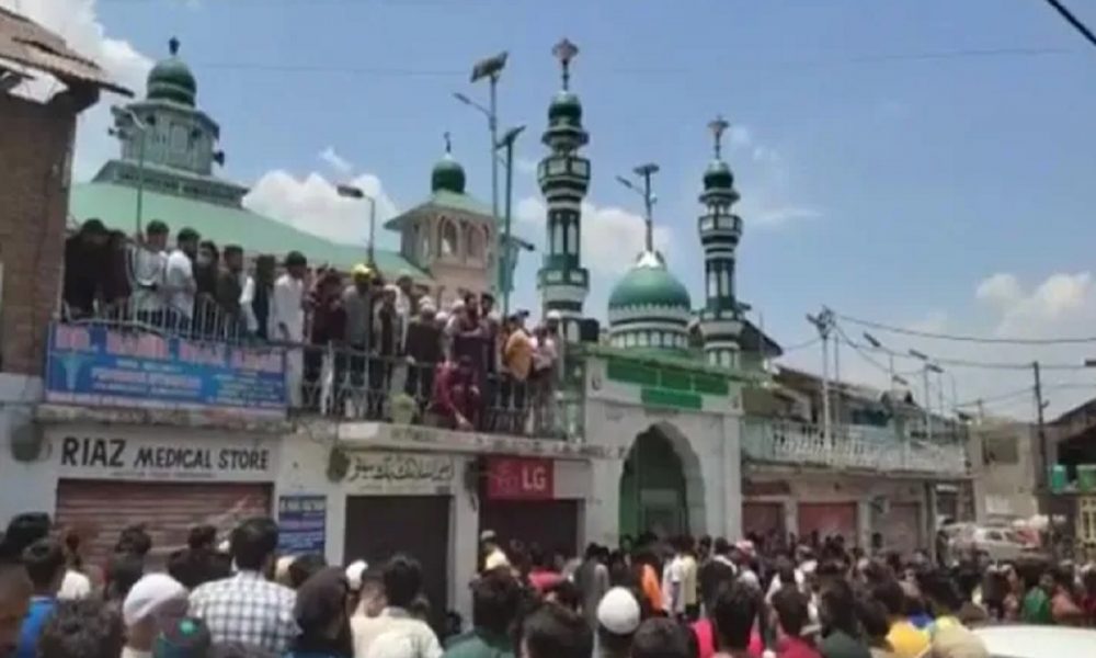 J&K: Cleric openly spews venom, threatens to behead Nupur Sharma; booked