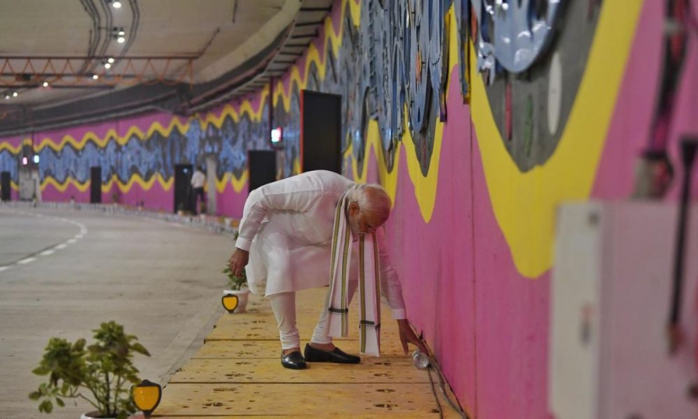 Big Swachh Bharat Example: PM Modi picks up litter during an inspection at Delhi’s ITPO (VIDEO)