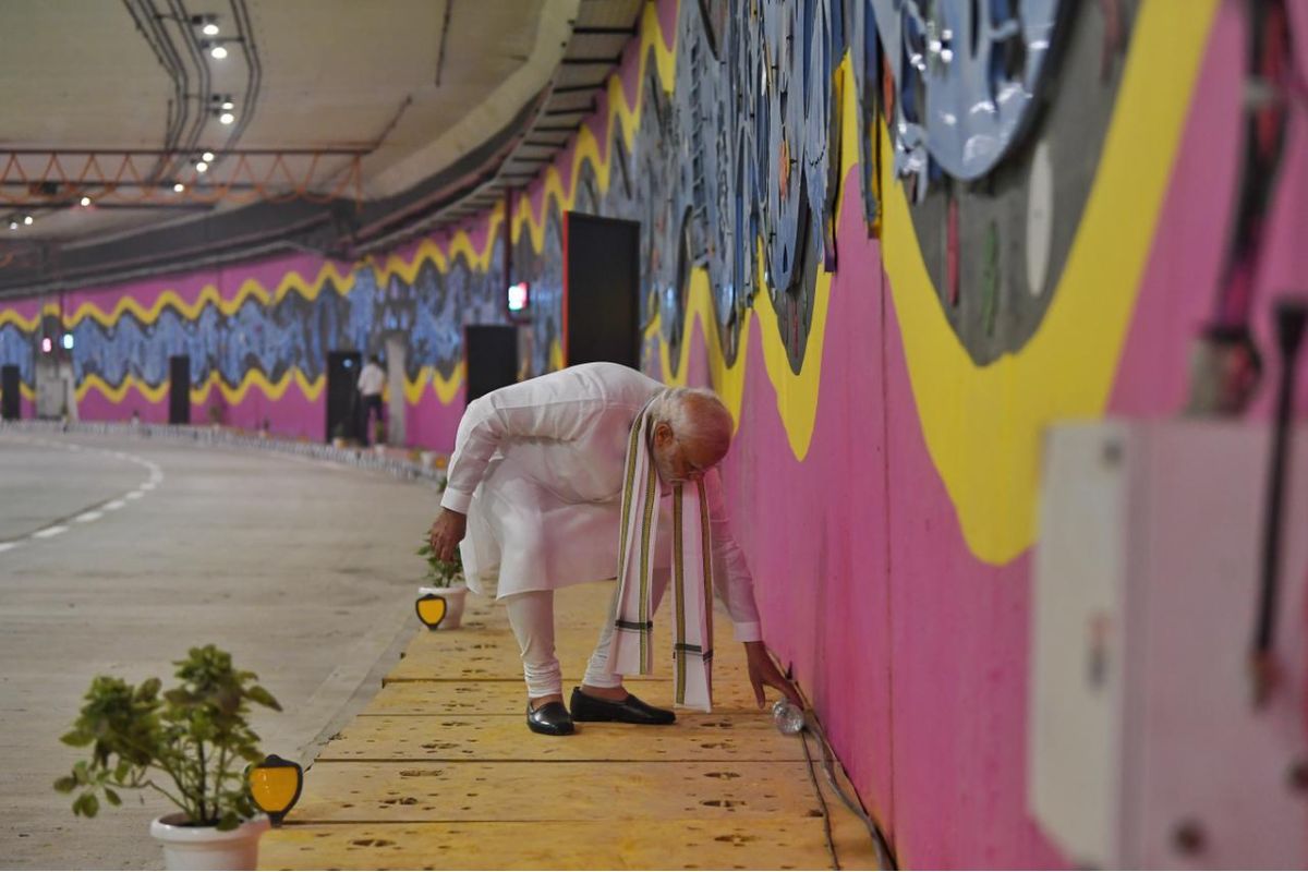 Big Swachh Bharat Example: PM Modi picks up litter during an inspection at Delhi’s ITPO (VIDEO)