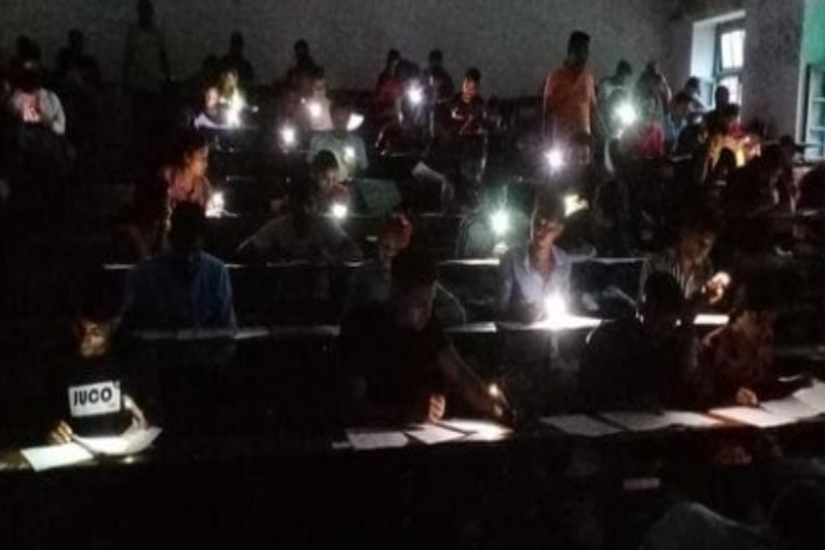 Bihar college urges students to take exams with a phone flashlight due to a power outage