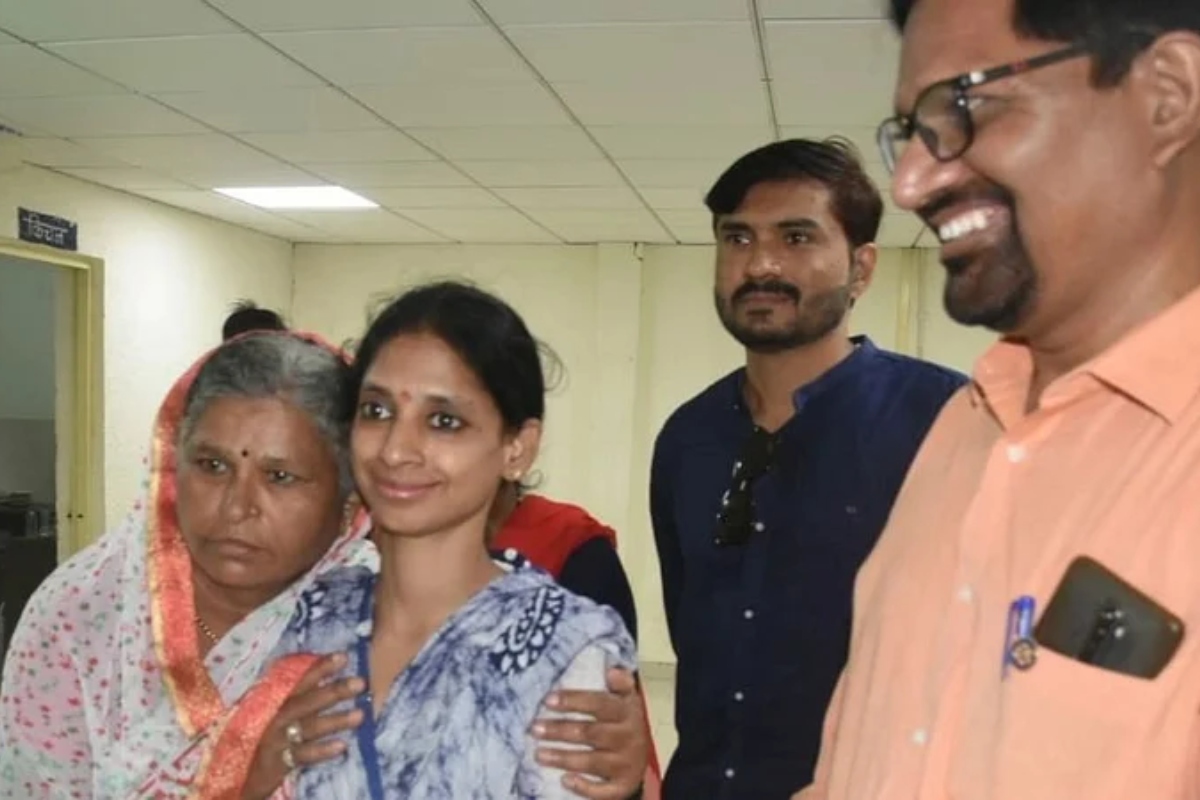 Pak-returned Geeta reunited with mother in Maharashtra, burn mark on abdomen helped trace family