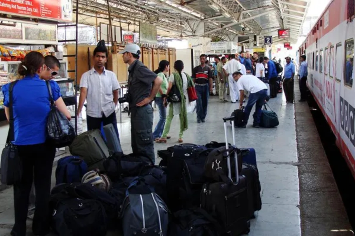 IRCTC New Rules: From now on, passengers will be charged for carrying extra luggage in trains; Check details here