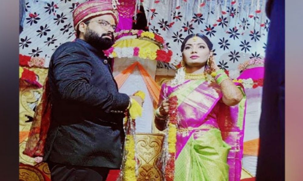 Bhojpuri singer Neha Singh Rathore ties the knot with Himanshu Singh