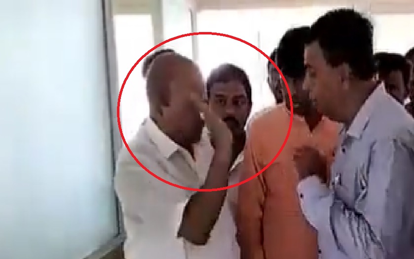 Karnataka leader M Srinivas slaps College Principal in Karnataka, video goes viral
