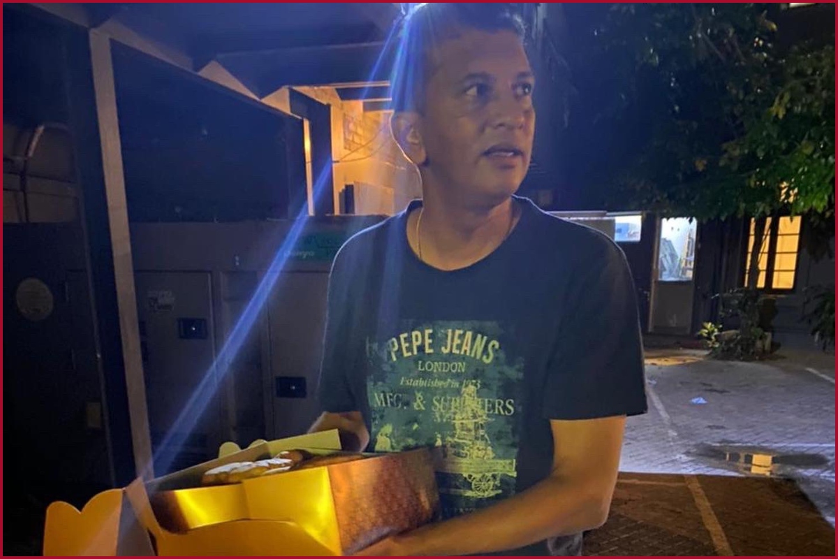 Economic crisis: Former Sri Lanka cricketer offers tea and buns to people waiting for petrol