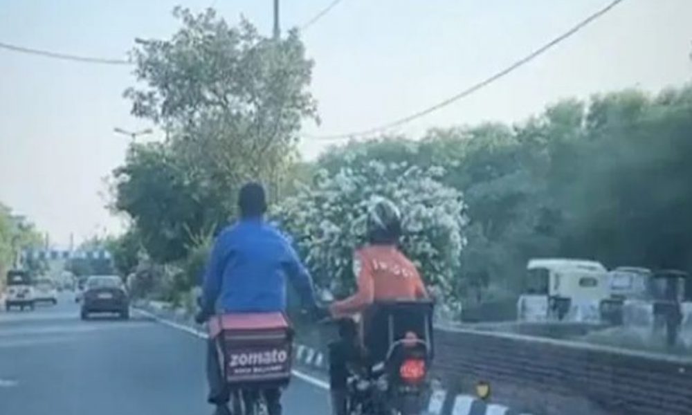 A glimpse of ‘true friendship’ seen on these hot Delhi days