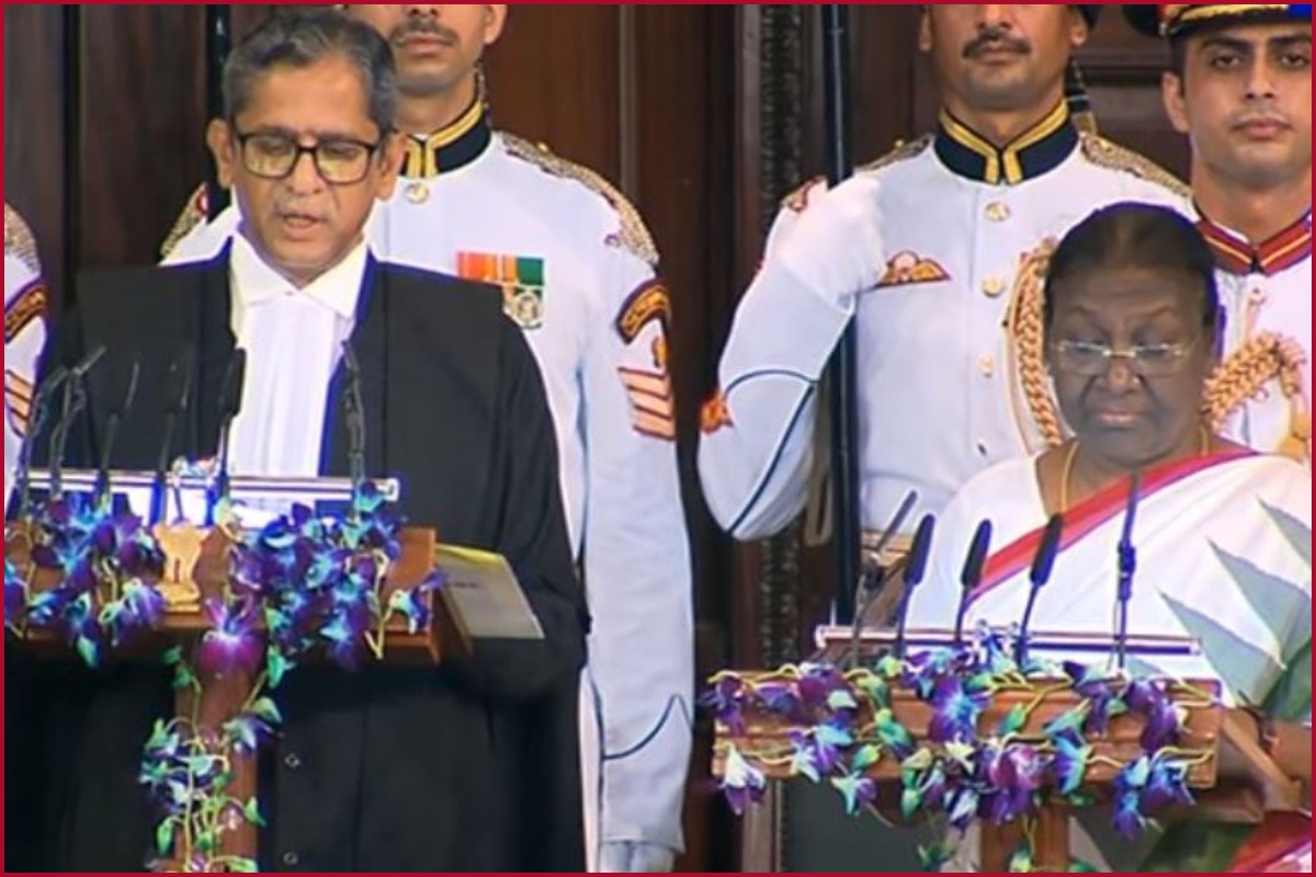CJI NV Ramana administers oath of office, President-elect Droupadi Murmu becomes the 15th President of India. She is the second woman President of the country, first-ever tribal woman to hold the highest Constitutional post and the first President to be born in independent India