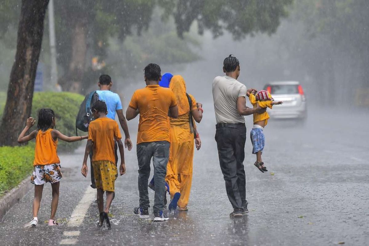 Rain lashes Delhi, brings respite from severe heat