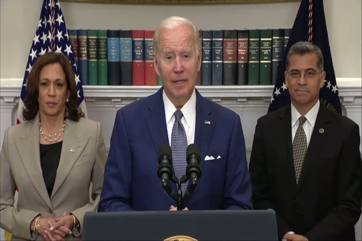Joe Biden makes error reading teleprompter, says, “end of quote, repeat the line”