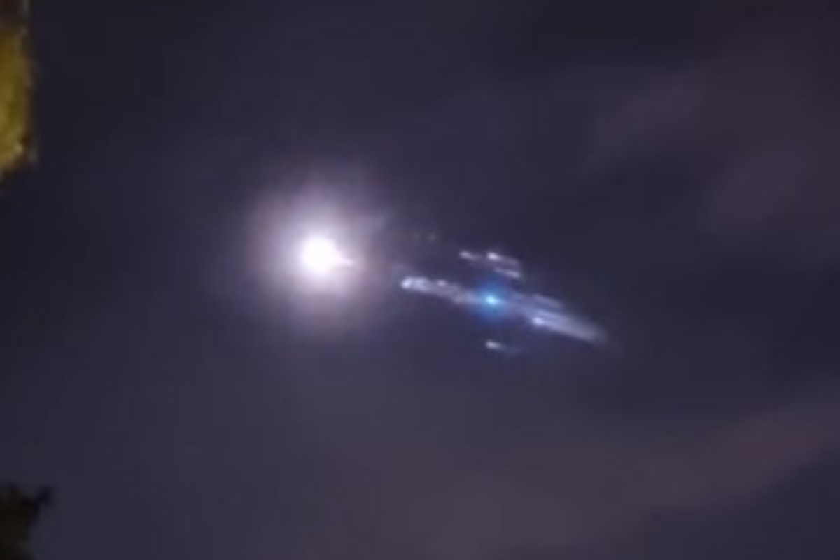 Chinese rocket debris lights up night sky, internet assumes meteor shower over Indian Ocean [VIDEO]