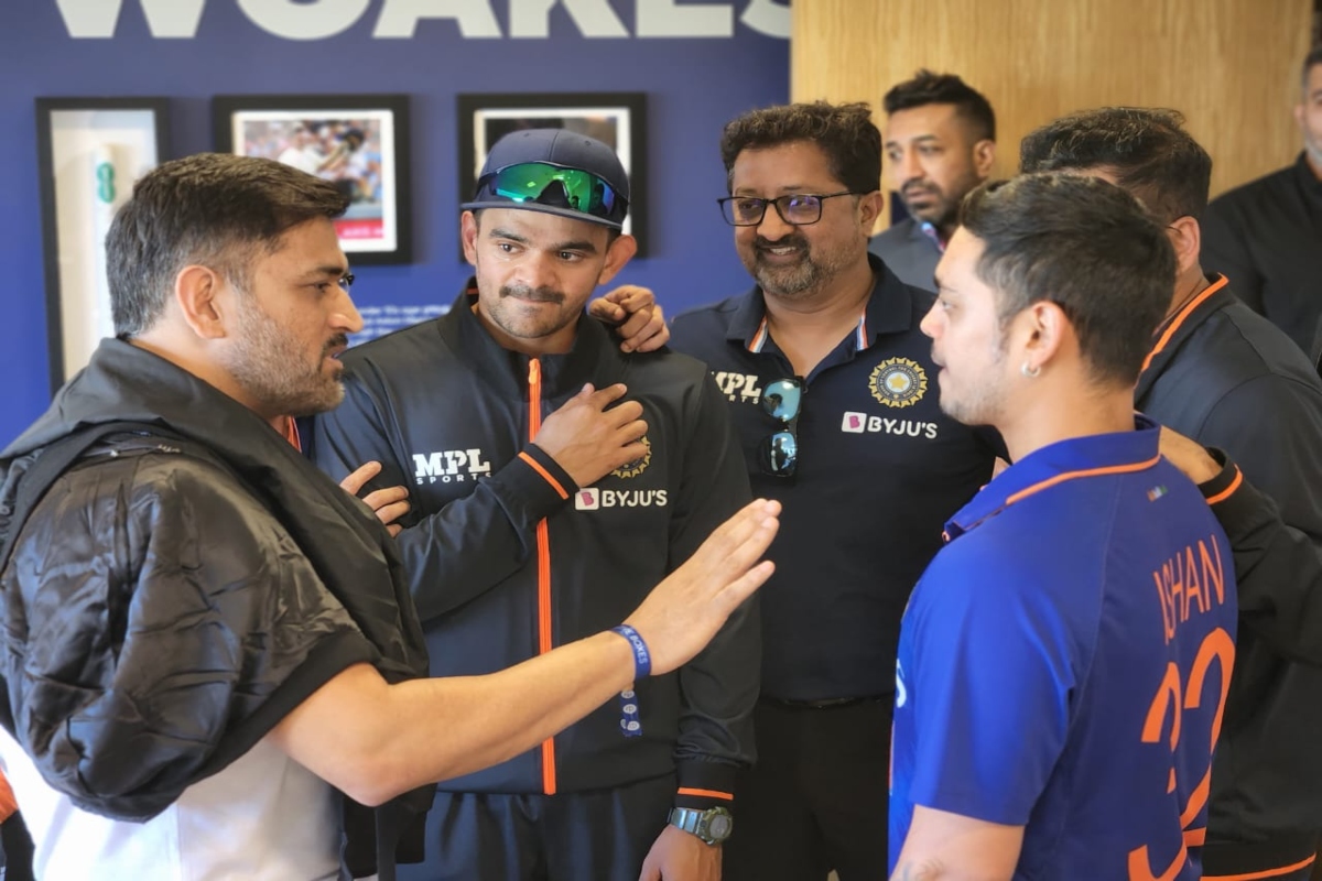 MS Dhoni visits Indian dressing room after 2nd T20I against England (VIRAL PICS)