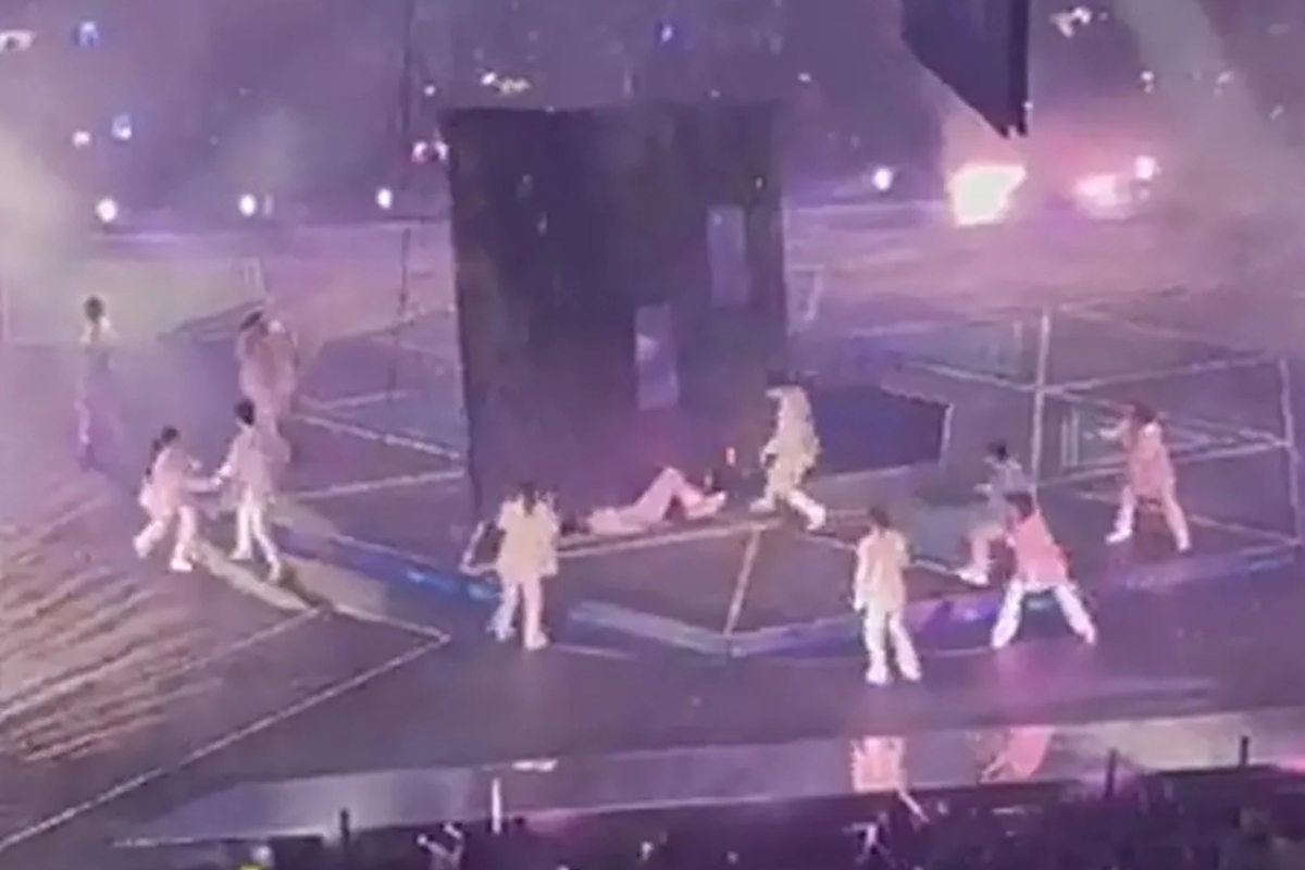 Hong Kong Giant screen falls on stage during live Boyband Mirror