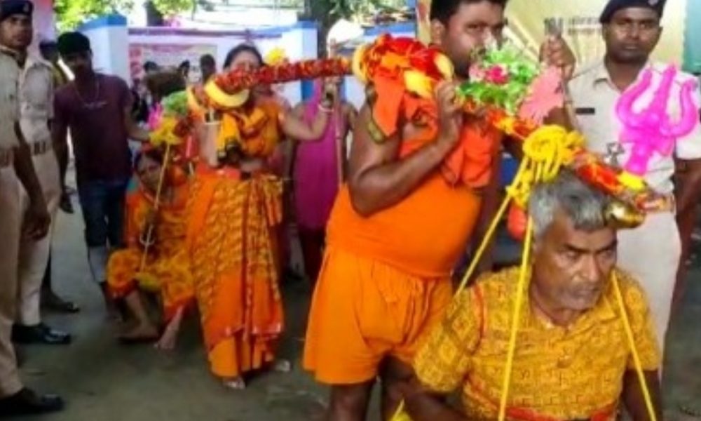 Kanwar Yatra: Man carries old parents on shoulder for pilgrimage, wife accompanies [VIDEO]