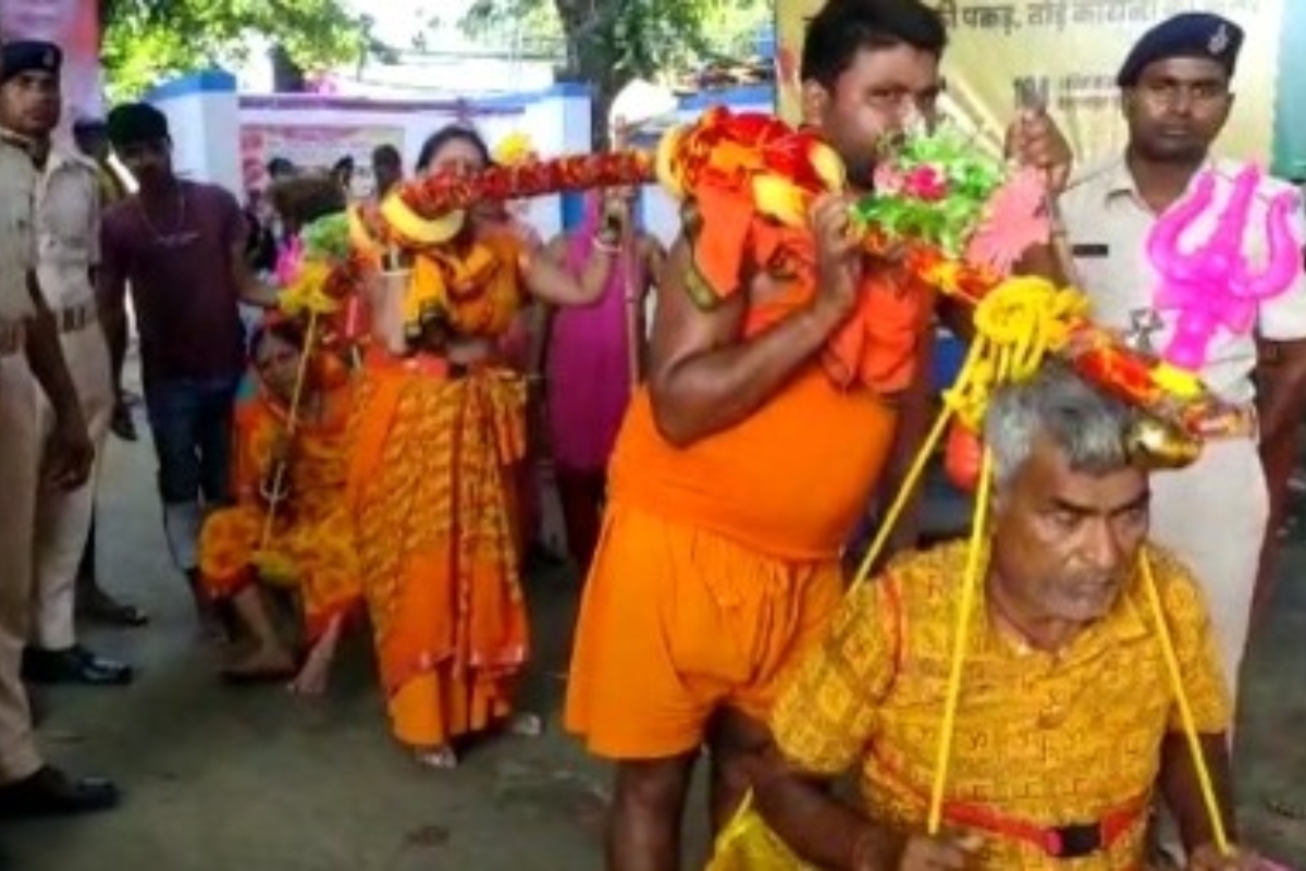 Kanwar Yatra: Man carries old parents on shoulder for pilgrimage, wife accompanies [VIDEO]
