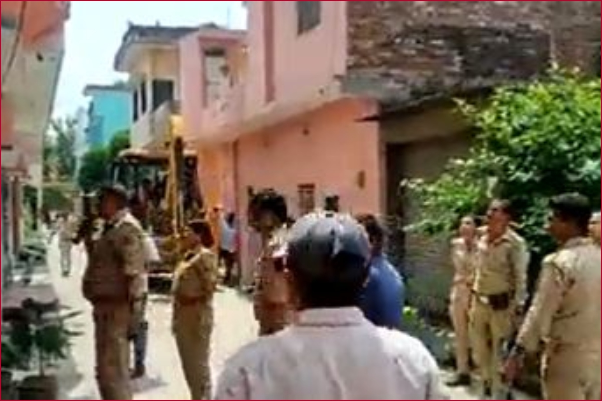UP: Bijnor police use Bulldozers threat to help woman get back into her husband’s house (VIDEO)