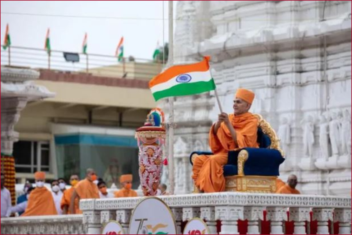 BAPS celebrates ‘Azadi Ka Amrit Mahotsav,’ Sadguru Pujya Ishwarcharan Swami hoists national flag in the temple premises