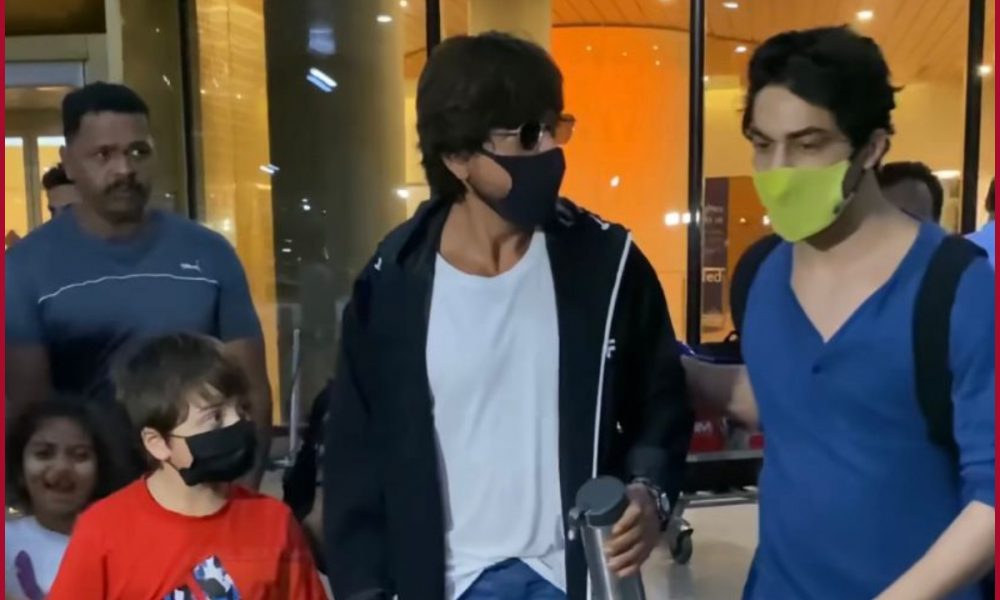 SRK unhappy with fan’s behaviour who forcefully tried clicking selfie; Netizens laud how Aryan Khan tackled
