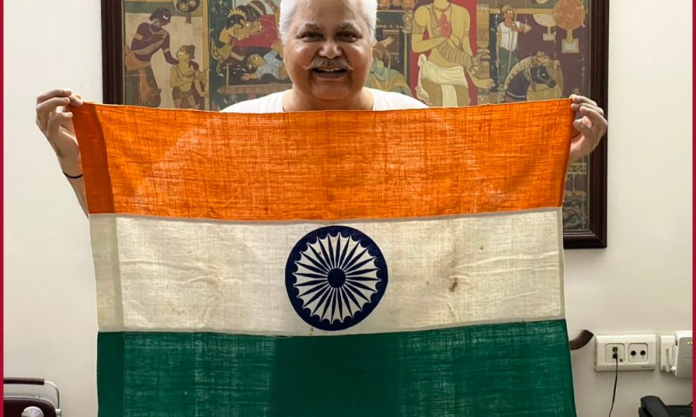 Satish Shah claims his picture with the national flag from 1942; Internet lessons him with correct info