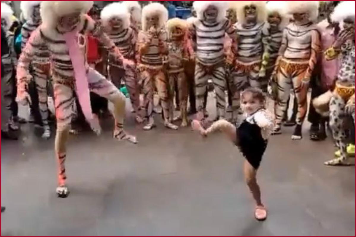 Watch video: Little girl creates storm on Internet with her dance moves along with street artists