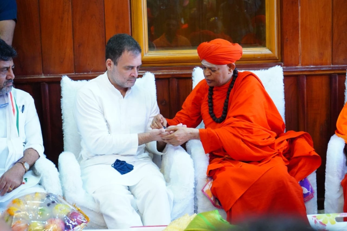 Rahul Gandhi offers prayers at Sri Jagadguru Murugharajendra Vidyapeetha