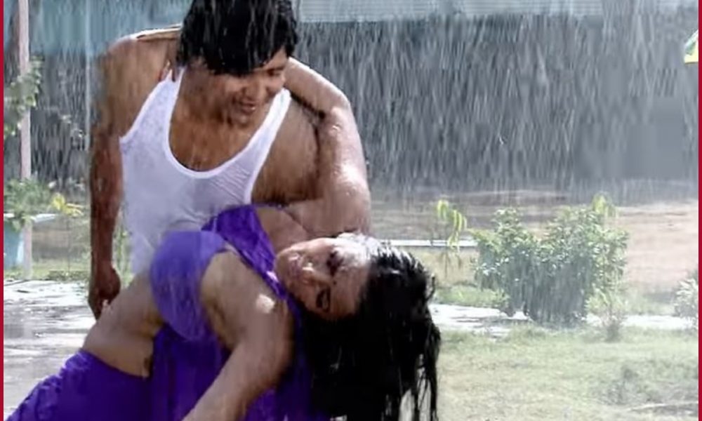 ‘Paas Aawa Pyas Buzhwa’ Bhojpuri Song: In the rain, Monalisa is slaying in bold saree look (WATCH)