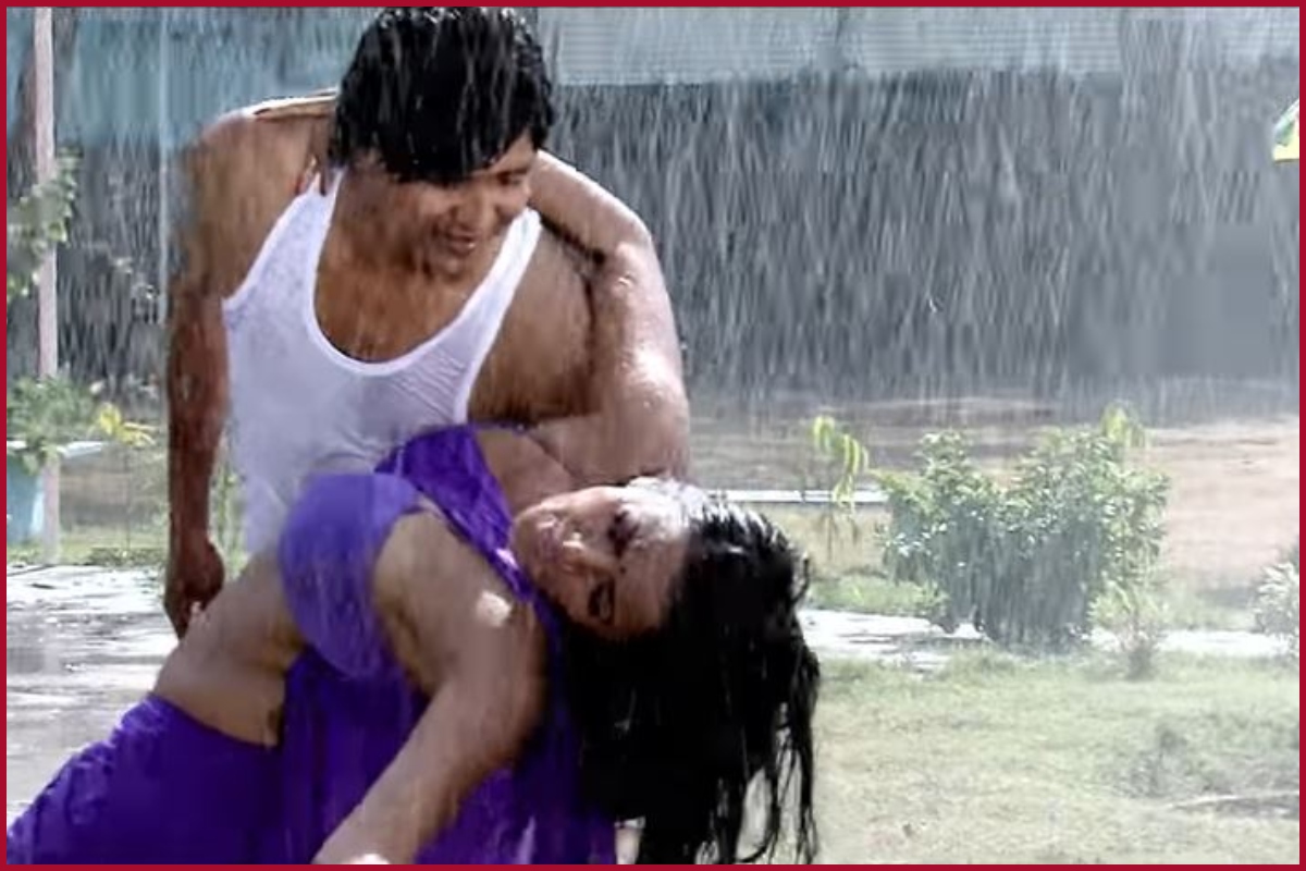 ‘Paas Aawa Pyas Buzhwa’ Bhojpuri Song: In the rain, Monalisa is slaying in bold saree look (WATCH)