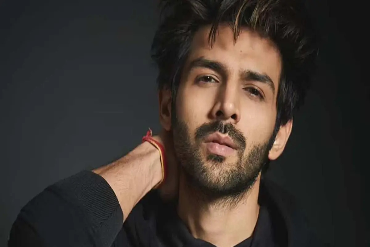 Kartik Aaryan comforts a crying fan, says ‘lucky to have loyal fanbase’