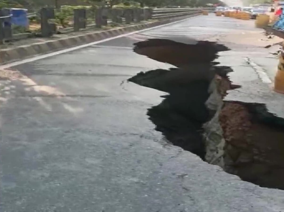 Massive 15-feet long sinkhole forms on Noida-Greater Noida Expressway, VIDEO surfaces