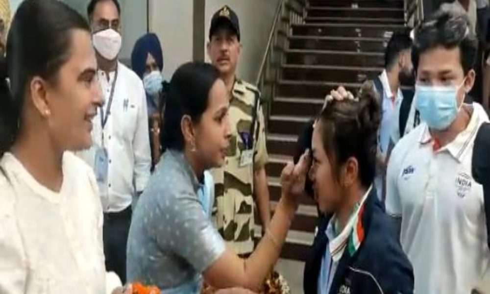 Commonwealth Games 2022: Indian weightlifters receive grand welcome at Amritsar airport (VIDEO)